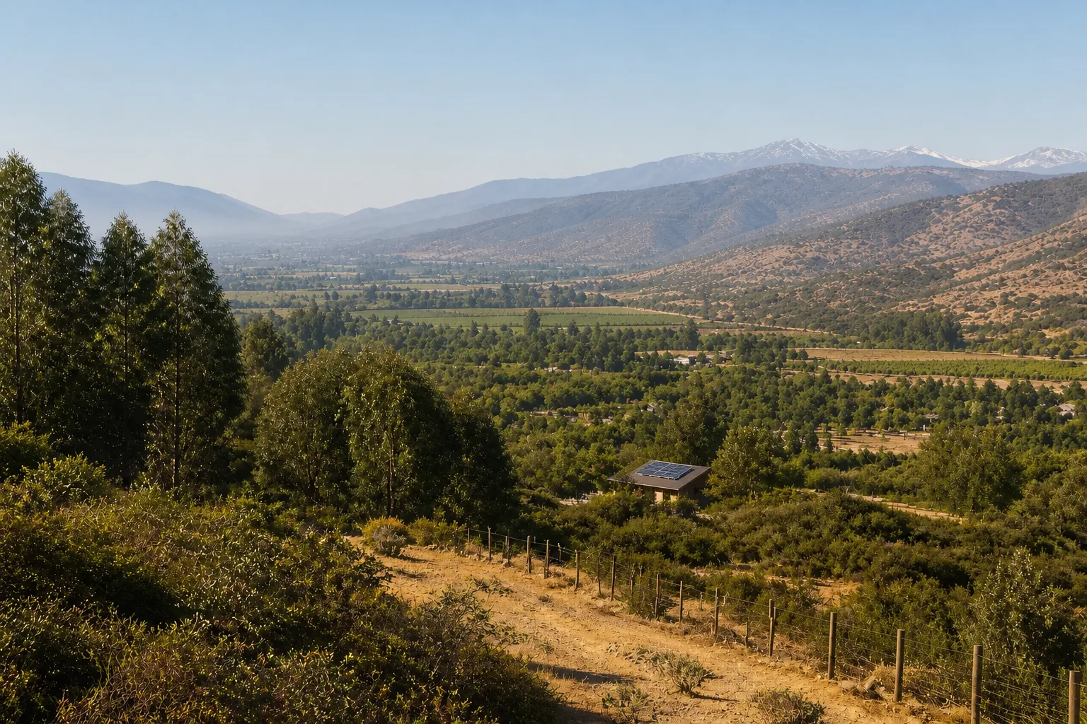 Paisaje rural de la zona central de Chile con una parcela y paneles solares